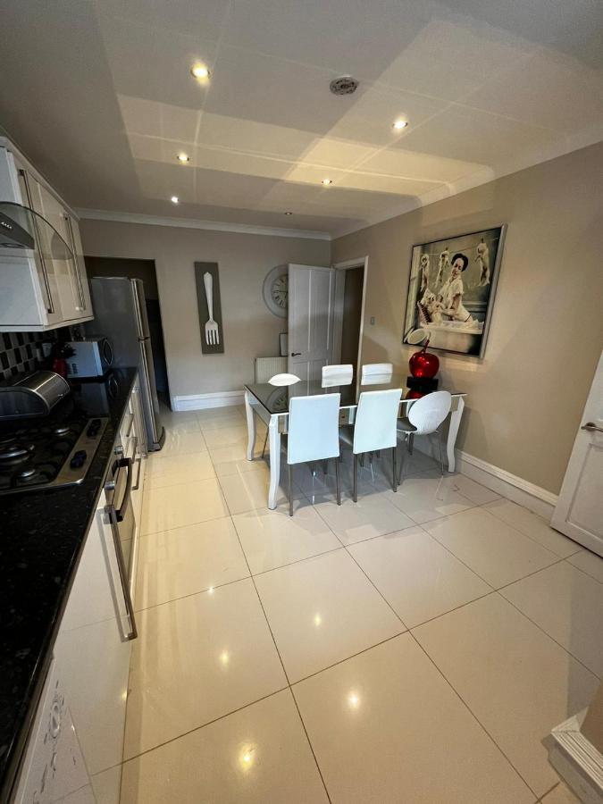 West End -Stunning, 2 Bedroom, Main Door Flat With Private Parking Glasgow Eksteriør billede