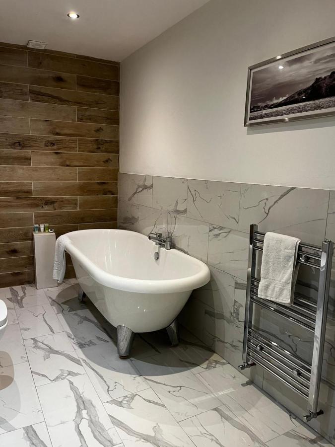 West End -Stunning, 2 Bedroom, Main Door Flat With Private Parking Glasgow Eksteriør billede