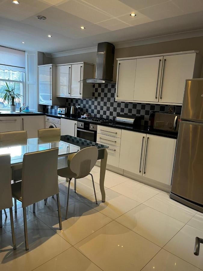 West End -Stunning, 2 Bedroom, Main Door Flat With Private Parking Glasgow Eksteriør billede