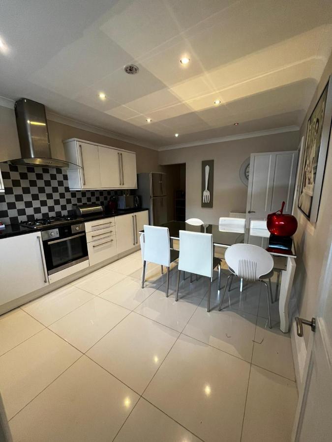 West End -Stunning, 2 Bedroom, Main Door Flat With Private Parking Glasgow Eksteriør billede